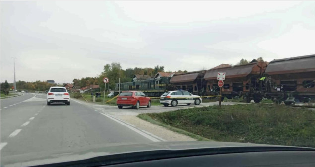 Saobraćajna nesreća u Srebreniku: Jedna osoba teško povrijeđena u sudaru automobila i voza