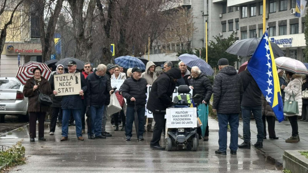 Penzioneri protestovali u Tuzli: Traže usklađivanje penzija s evropskim standardima