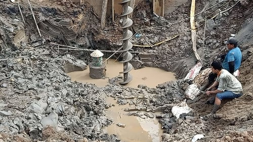 Spasioci u Vijetnamu bore se da izvuku dijete iz 35 metara duboke rupe