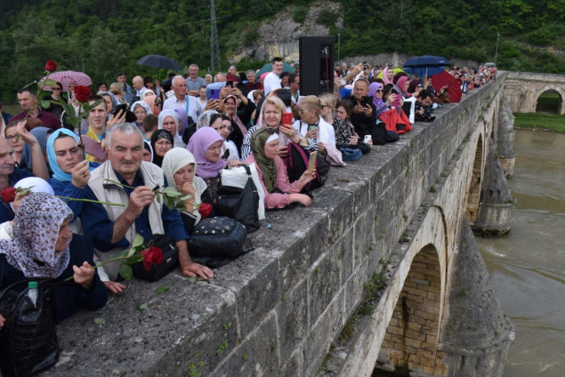 Sjećanje na 3.000 ubijenih civila Višegrada: U Drinu spuštene ruže