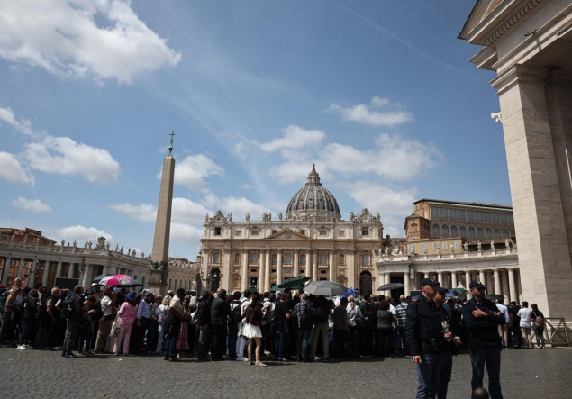 Izloženo tijelo pape Franje, više od 20.000 ljudi čeka da mu oda počast