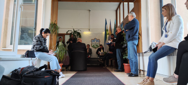 Općinsko vijeće Velika Kladuša opet zasjedalo ispred zaključane vijećnice