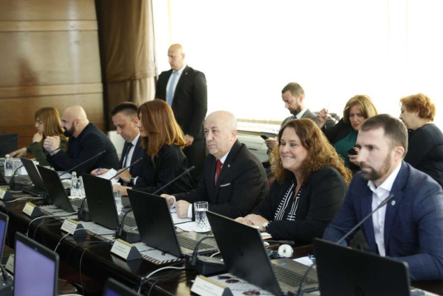 Vlada FBiH donijela uredbu o isplati 1.000 KM novčane pomoći porodiljama