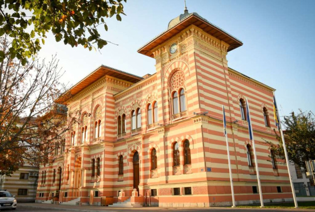 Vlada Brčko distrikta BiH oštro osudila paljenje četiri automobila