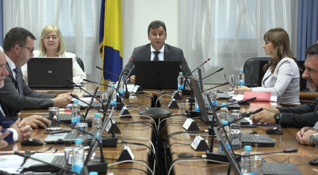 Vlada FBiH osudila oskrnavljivanje Partizanskog groblja u Mostaru