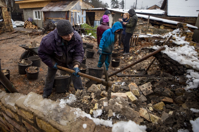Ukrajinski volonteri pomažu ljudima čiji su domovi oštećeni u ratu