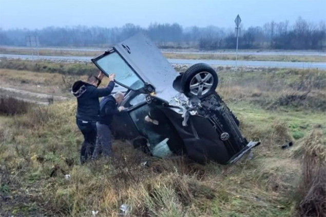 Voz udario automobil, povrijeđen vozač