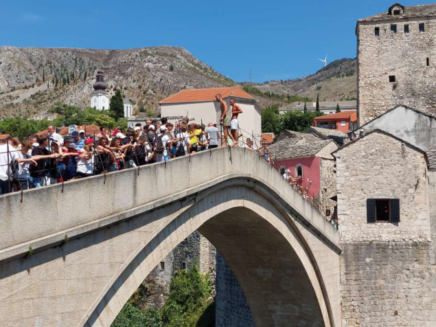 Sutra sunčano uz malu do umjerenu oblačnost, na jugu do 26 stepeni