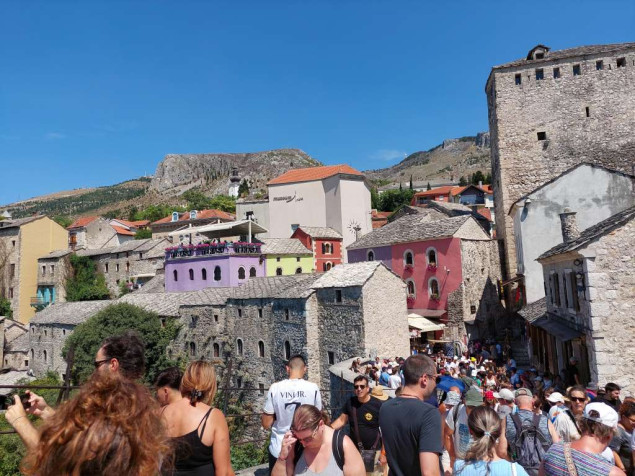 Sutra sunčano uz malu do umjerenu oblačnost, dnevna temperatura od 16 do 22, na jugu do 26 stepeni
