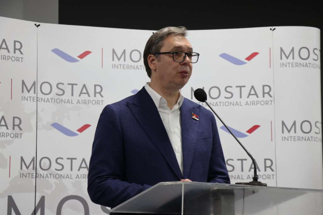 Vučić sletio u Mostar: Aviolinija od značaja kako za građane tako i za ekonomiju