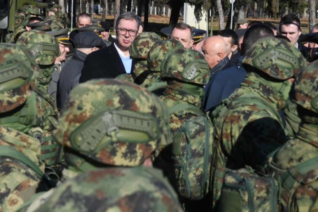 Vučić i Dodik u obilasku vojarne Topčider