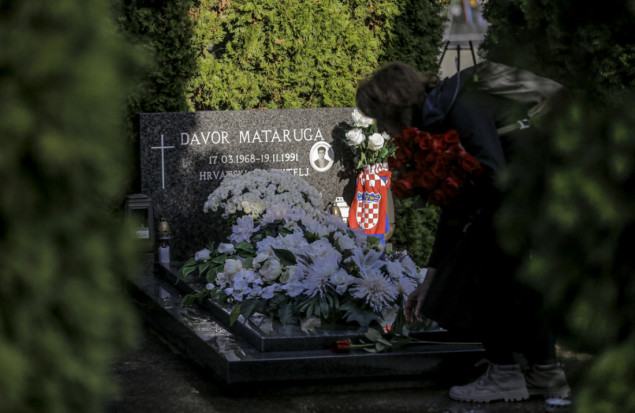 Ruže i svijeće za poginule na Memorijalnom groblju u Vukovaru