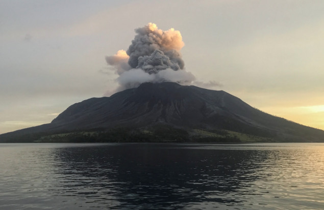Zbog brojnih erupcija vulkana Indonezija će trajno preseliti gotovo 10.000 ljudi