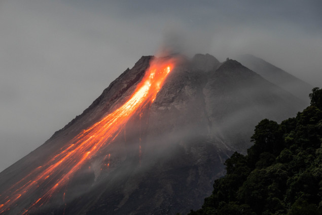 Indonezija: Vulkan Merapi izbacuje lavu i pepeo