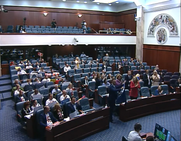 Opozicioni poslanici u Sobranju kolege iz vlasti ometaju vuvuzelama