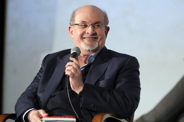 Pisac Salman Rushdie napadnut na pozornici u New Yorku