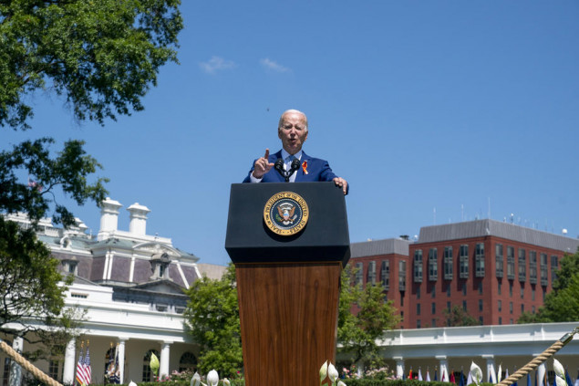 Biden odlučan da zabrani poluautomatsko oružje