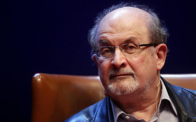 Salman Rushdie skinut sa respiratora i može komunicirati
