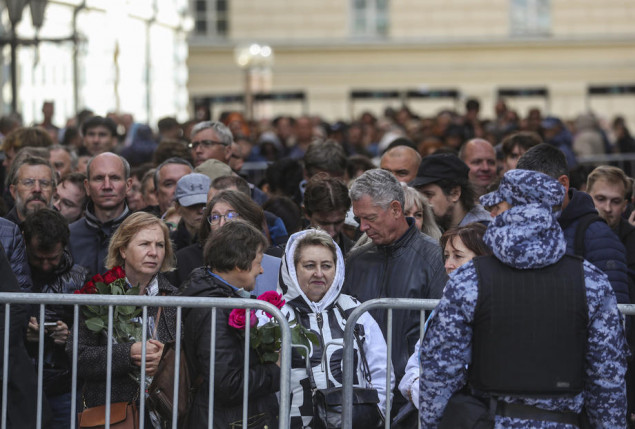 Hiljade građana čekaju u redu da odaju počast Gorbačovu