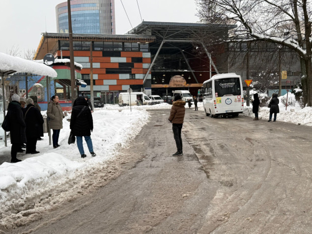 GRAS trenutno obavlja saobraćaj sa 20 tramvaja, 21 trolejbusom, te 27 autobusa i minibusa