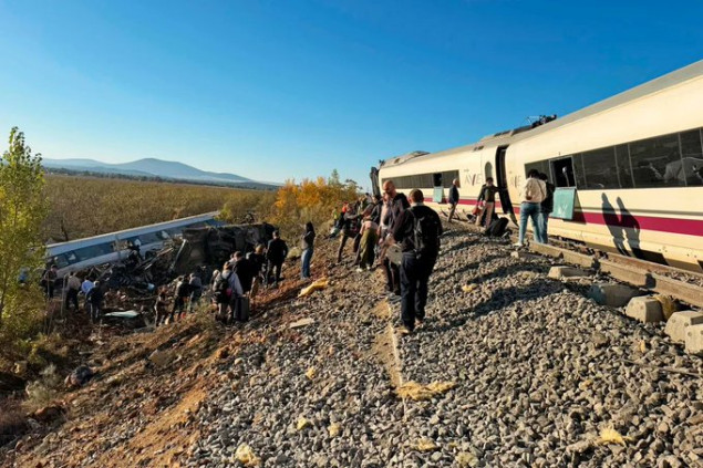 Najmanje 10 poginulih nakon sudara dva brza voza u blizini Toleda u Španiji Najmanje 10 poginulih nakon sudara dva brza voza u blizini Toleda u Španiji