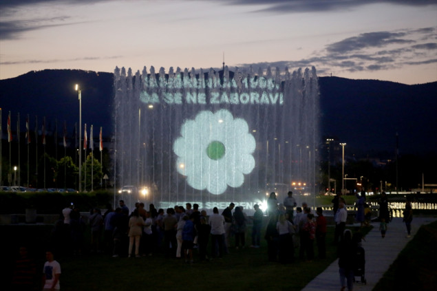 Projekcija 'Cvijeta sjećanja' na fontanama u Zagrebu povodom godišnjice genocida u Srebrenici