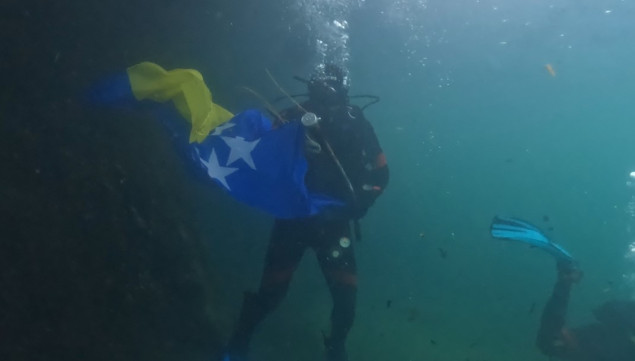 Dan državnosti BiH obilježen i postavljanjem zastave na dno rijeke Une