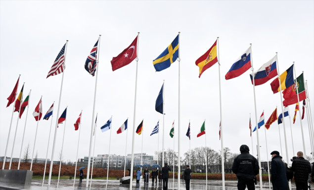 Švedska zastava podignuta u sjedištu NATO-a