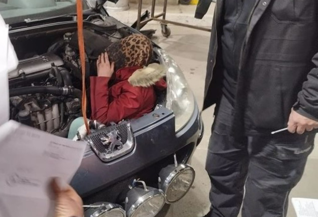Srbijanski carinici pronašli migrantkinju sakrivenu ispod haube automobila