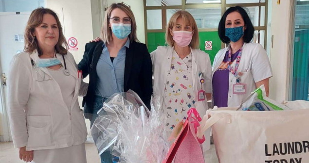 Kolači i prigodni osmomartovski pokloni mamama djece oboljele od raka