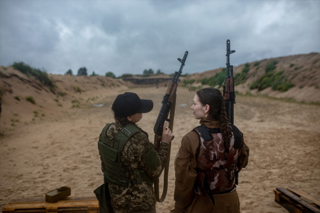 Žene najbrojnije na vojnoj obuci u Kijevu