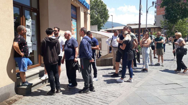 Zeničani ponovo u redu čekaju na kupovinu ulaznica za utakmicu nogometnih "Zmajeva"