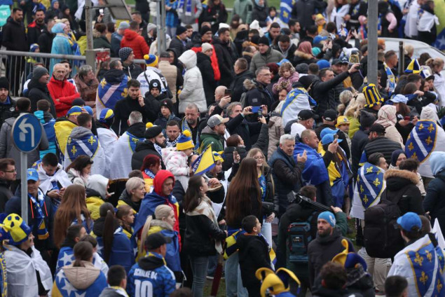 Na zeničkim ulicama karnevalska atmosfera, stadion Bilino polje počeo se puniti