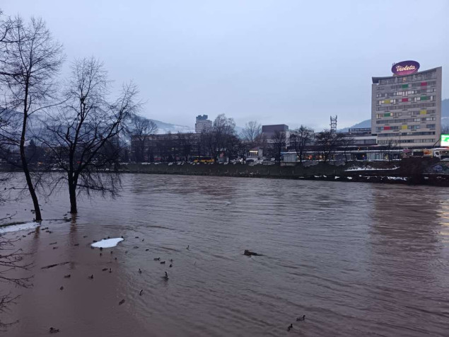 Kiša i topljenje snijega izazvali izlijevanje Bosne, ali su vodostaji u opadanju u ZDK