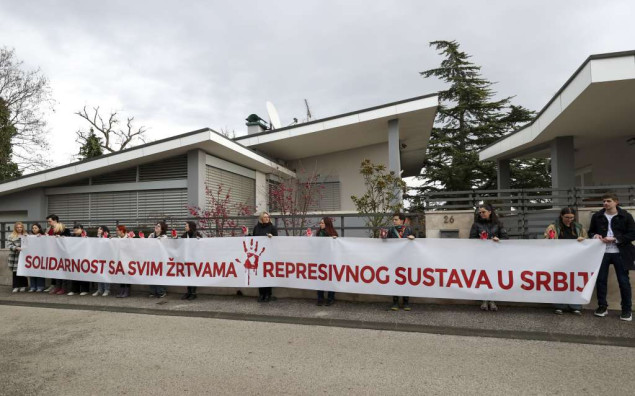 Ispred veleposlanstva Srbije u Zagrebu održana akcija solidarnosti sa studentima