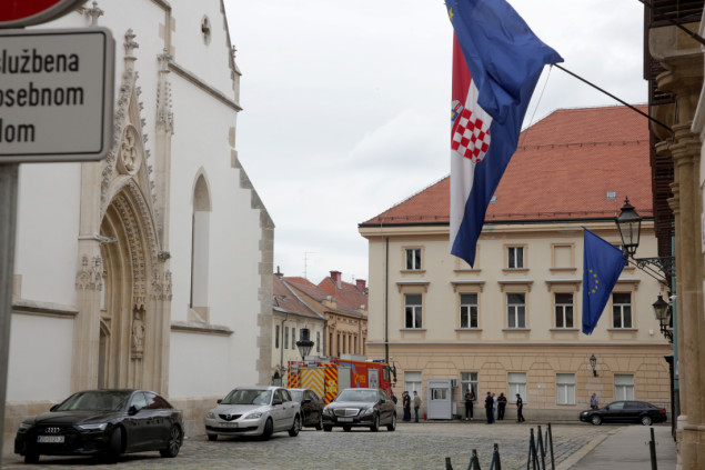 Životno ugrožen muškarac koji se zapalio ispred vlade i parlamenta RH