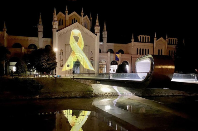 Osvjetljenjem zgrada i znamenitosti počeo "Zlatni septembar" mjesec podizanja svijesti o raku kod djece