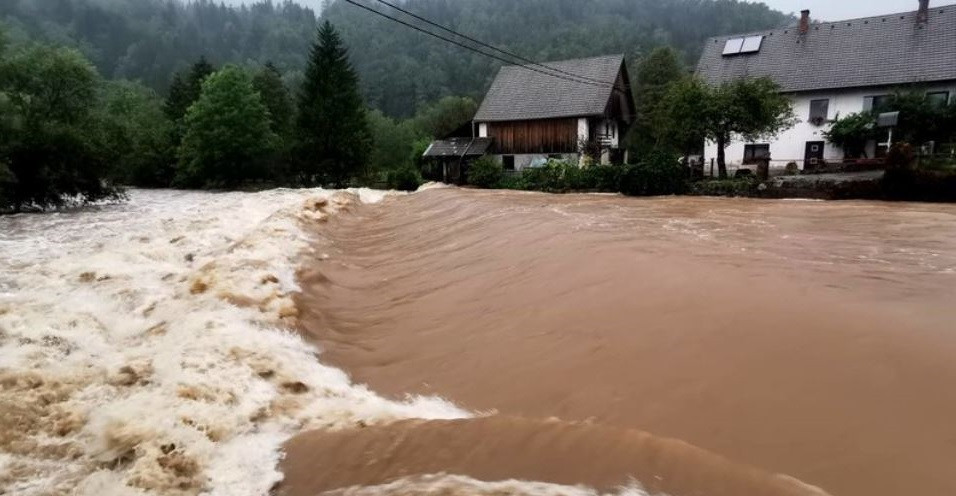 Obilne kiše u Sloveniji izazvale probleme, na Kredarici pao snijeg