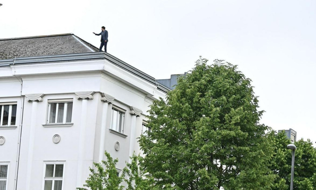 Slovenski opozicionar se popeo na krov skupštine i prijetio da će skočiti
