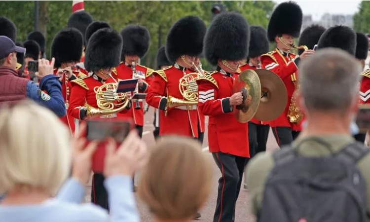 Smjena straže ispred Bakingemske palače prvi put od početka pandemije