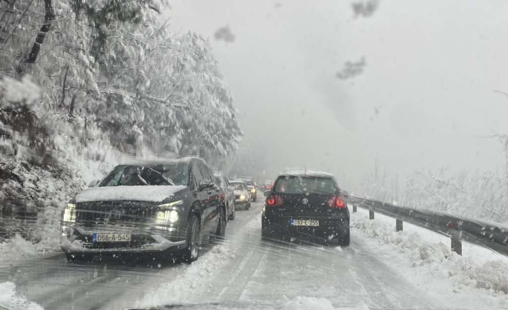 Snijeg u većem dijelu Bosne otežava saobraćaj