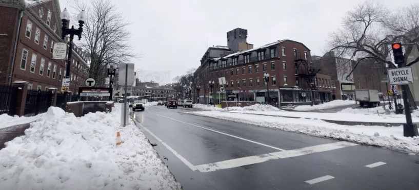 Zimska oluja i dalje pogađa sjeveroistok SAD-a, stotine hiljada ljudi bez struje