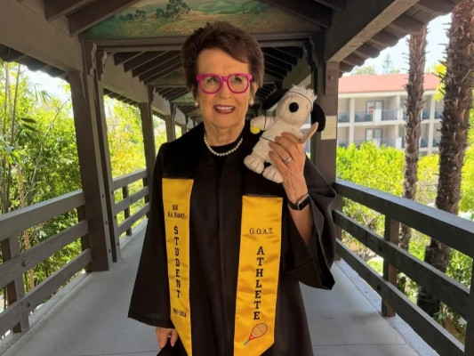 "Da, dušo, trebala je samo 61 godina!": Billie Jean King diplomirala u 82. godini nakon što je napustila fakultet zbog tenisa
