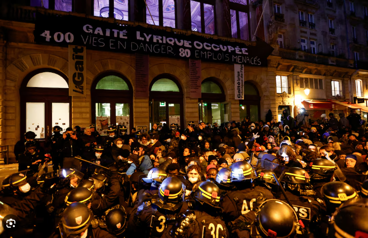 Francuska policija evakuisala stotine migranata iz pozorišta u Parizu