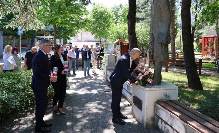 Mostar, 62. Šimićevi susreti: Položeno cvijeće kod spomenika Antuna Branka Šimića