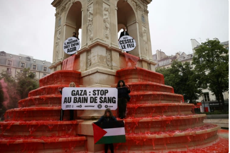 Aktivisti obojili fontanu u Parizu u crveno kako bi upozorili na krvoproliće u Gazi
