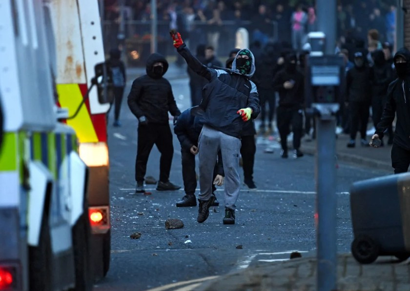 Neredi u Sjevernoj Irskoj - Antimigrantsko nasilje eskalira, porodice bježe iz svojih domova