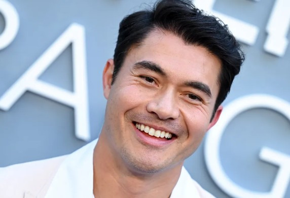 Henry Golding: Biti James Bond je 'noćna mora za svakog glumca'