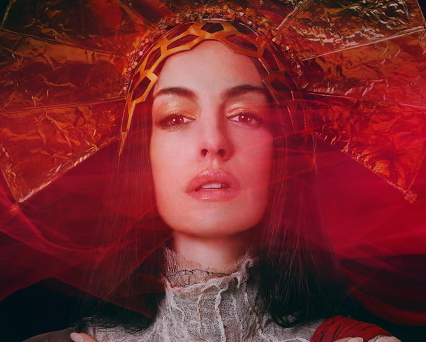 Anne Hathaway i Michaela Coel u pop epu „Mother Mary"