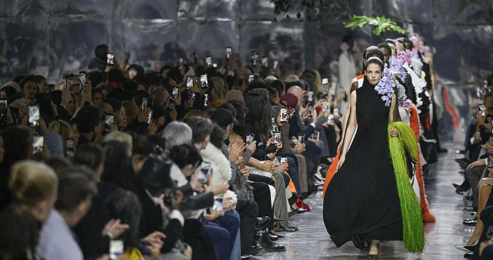 Lepršave siluete, pastelne nijanse i glamur: Sedmica visoke mode u Parizu